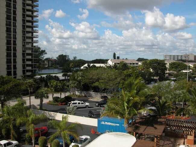 Building Photo - 108 Lakeshore Dr
