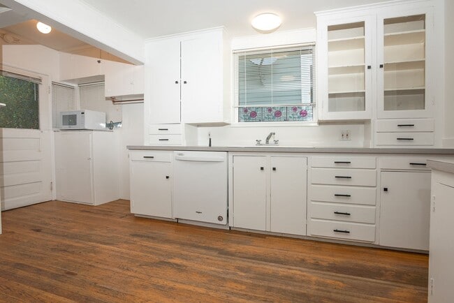Building Photo - Old World Charm with Views of Lake Union!