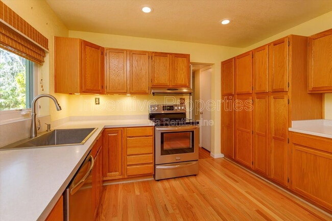 Building Photo - 816 Putnam Ave