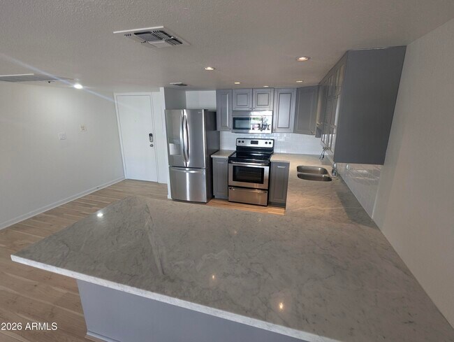 Foto del edificio - 7910 E Camelback Rd