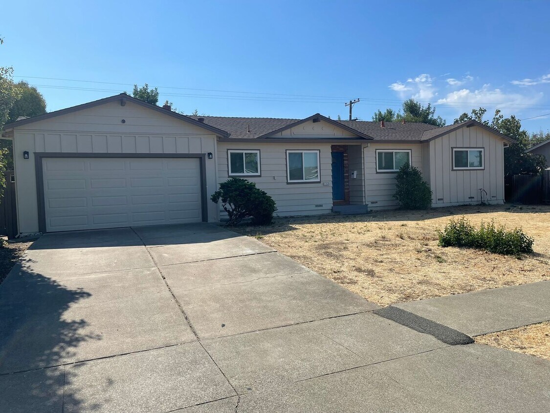Primary Photo - Concord Beautiful 3 bedroom 2 bath home, 1...