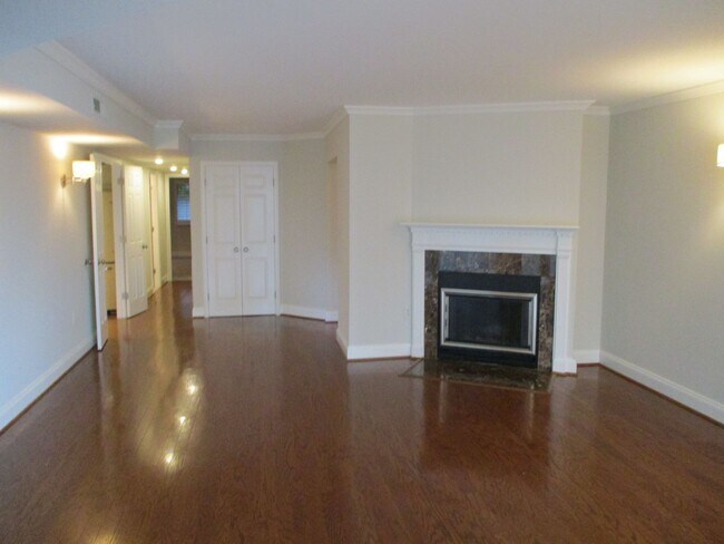 Building Photo - Luxury 2 Bedroom 2 Bathroom plus den Georg...