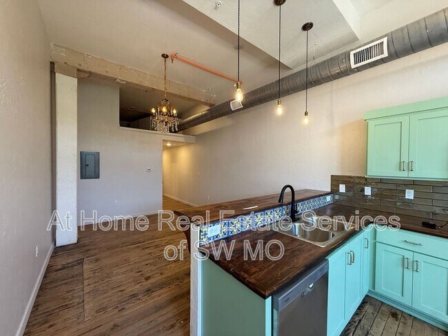 Building Photo - 320 W Walnut St