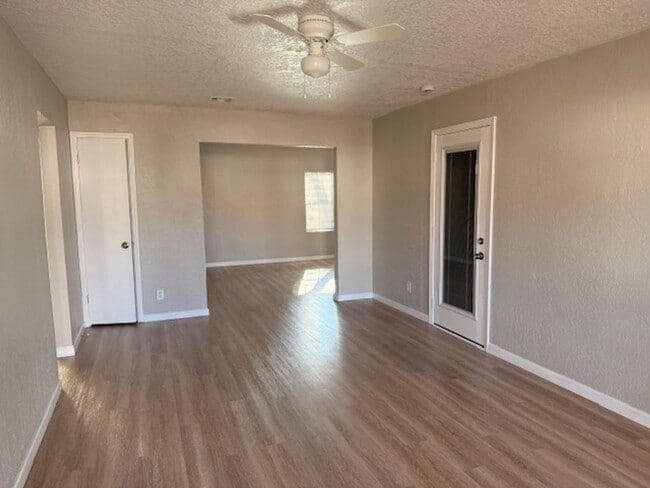 Foto del edificio - Super cute, fully updated 2 bed / 1 bath with a 1-car garage. Great location close to Fort Sill.