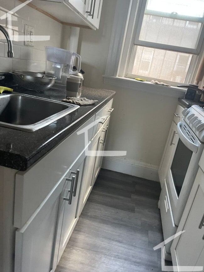 Photo - Fenway 2 bed split, Large Bedrooms, Quiet ... House