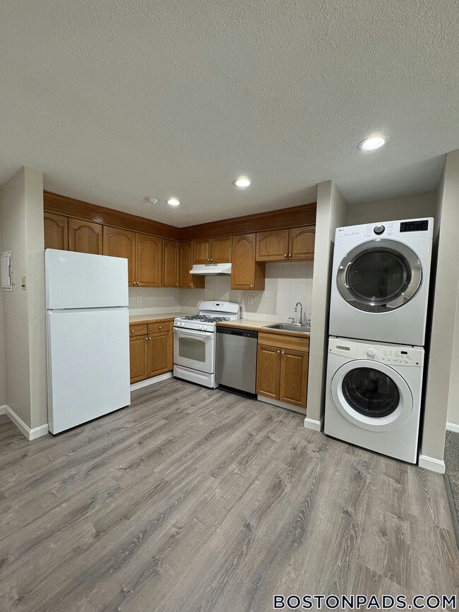 Building Photo - 15 Kenmar Dr