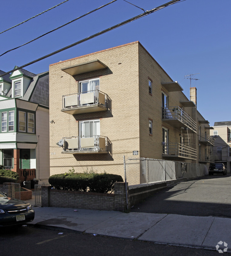 Primary Photo - 184 Fairview Ave
