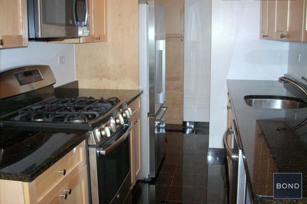Primary Photo - 212 E 69th St