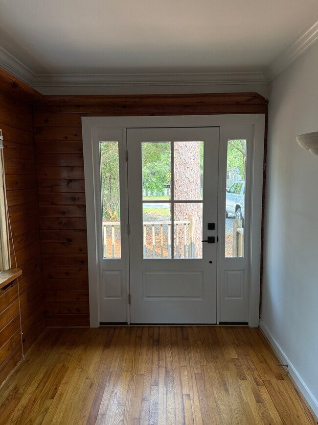 Building Photo - 913 Bryan Ave