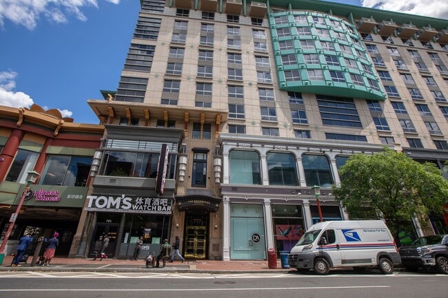Building Photo - Amazing 1 BR/1 BA Condo in Penn Quarter!