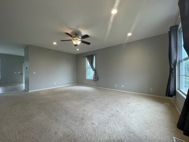 Building Photo - 4 Bedroom Home For Rent In Papillion!!