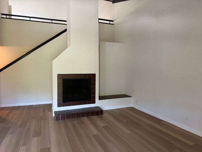 Building Photo - 2 story condo w/new laminate flooring!