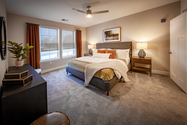 La suite principal cuenta con opciones de distribución de muebles flexibles, un vestidor y un baño privado. - Madison at Greenwood