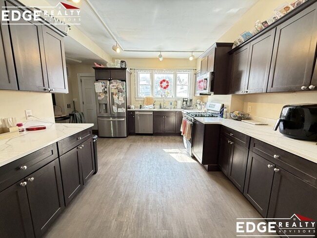 Building Photo - 2 Woodmont St