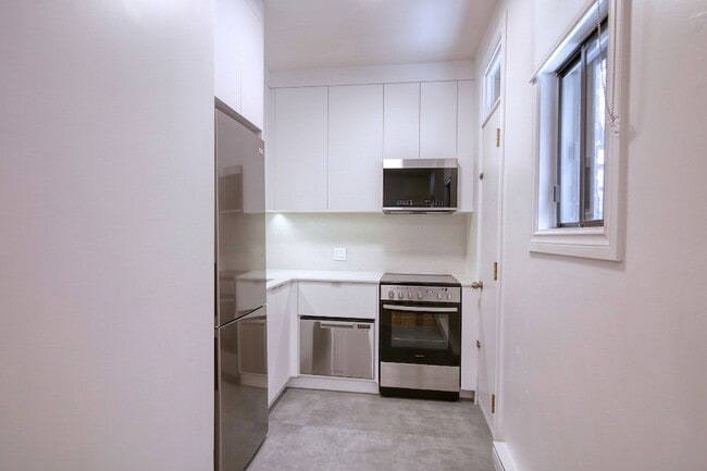 Building Photo - 6885-6891 Sherbrooke west