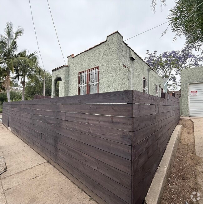 Building Photo - 413 Robinson St