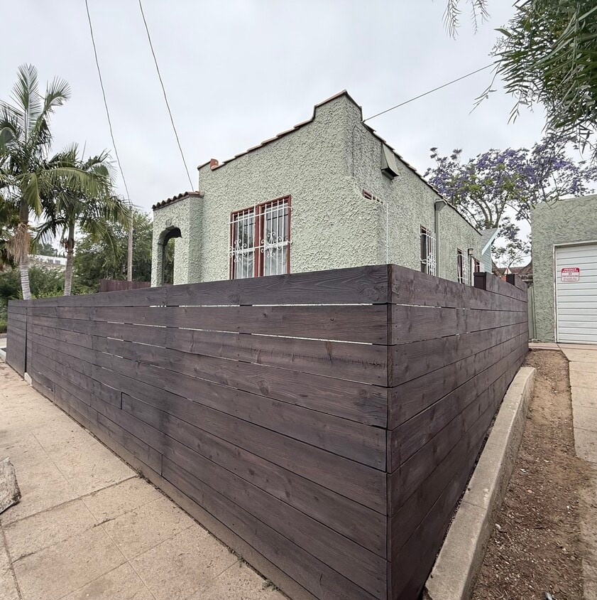 Enclosed yard & Parking - 413 Robinson St