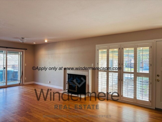 Building Photo - Charming 2 bedroom with HUGE yard in beaut...