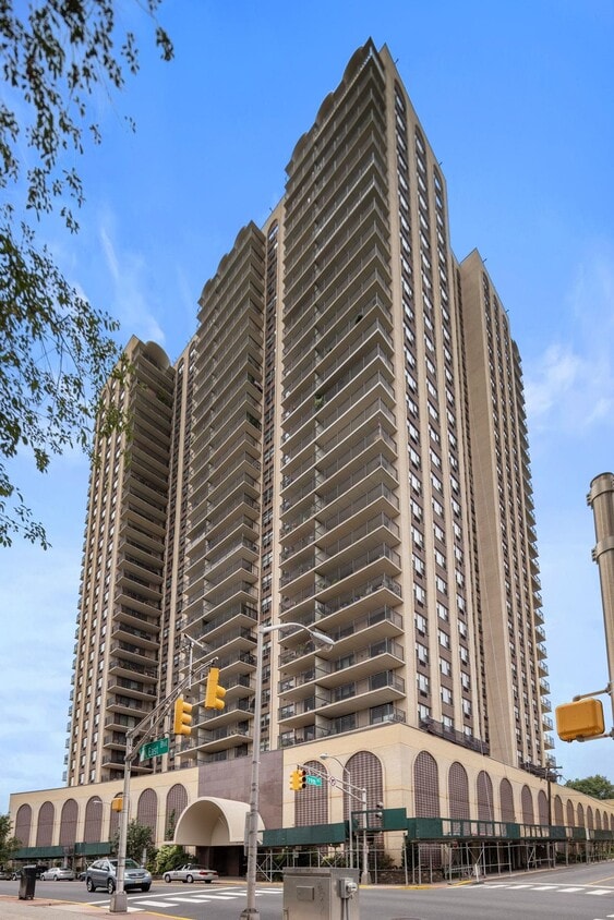 Primary Photo - 7855 Boulevard E