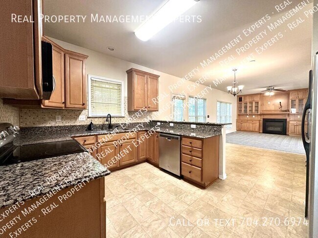 Building Photo - Charming 4BR/2.5BA Home in Charlotte!