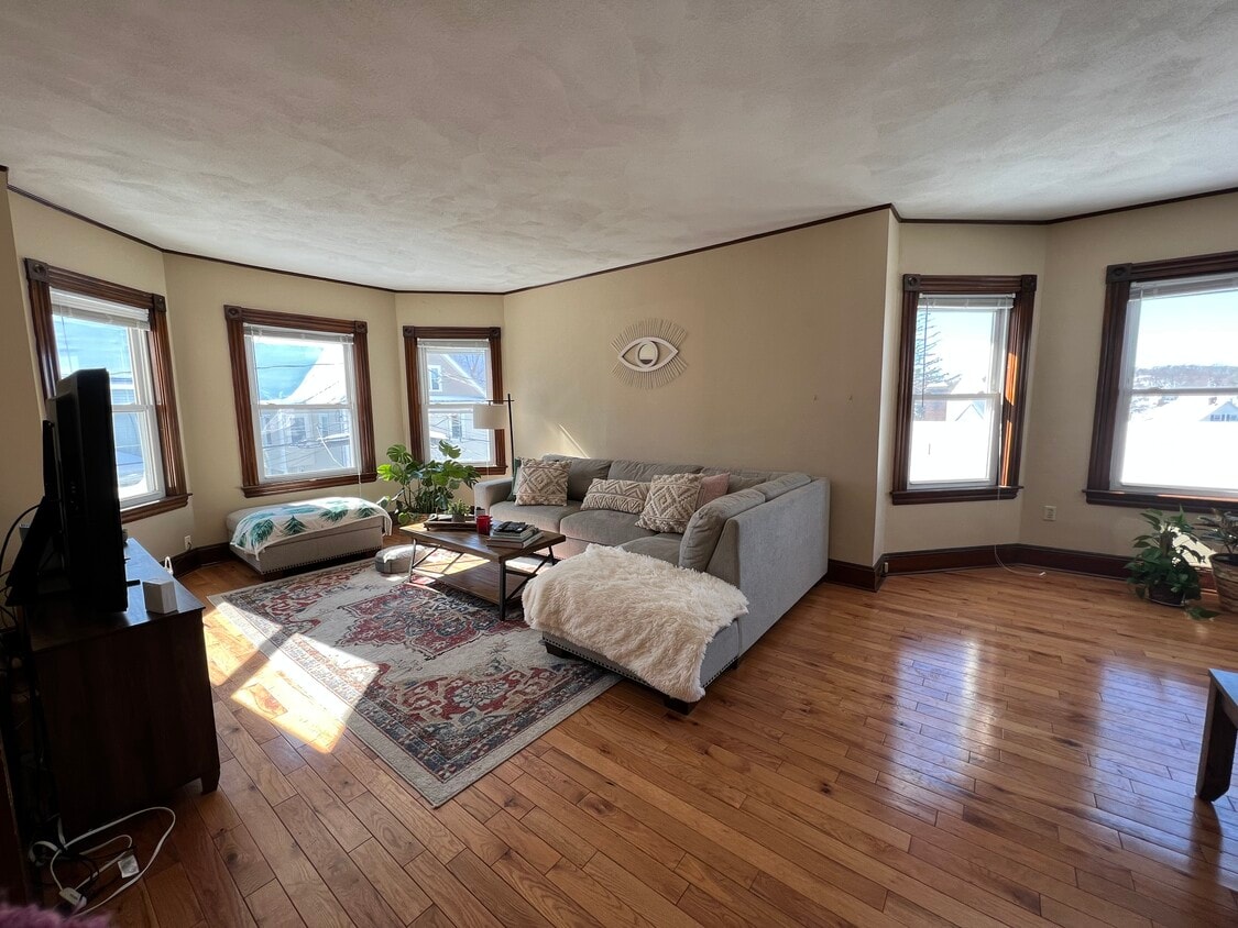 Primary Photo - 10 Davis St