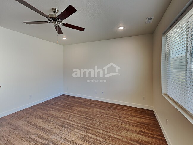 Foto del edificio - 2417 E Frontier St