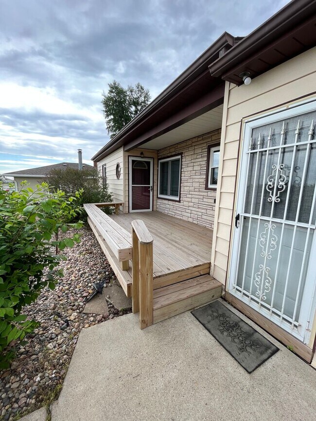 Foto del edificio - 2 Bed East Side Ranch with Partly Finished Basement!