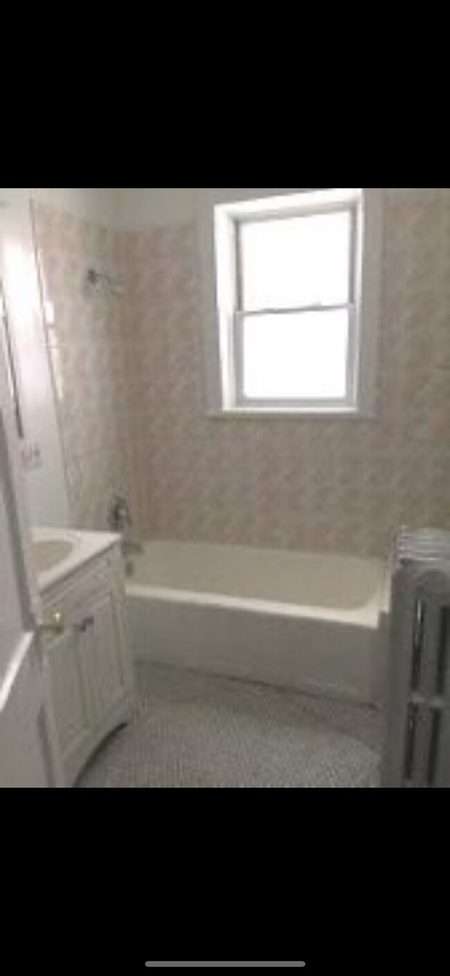 Building Photo - 1319 W Columbia Ave