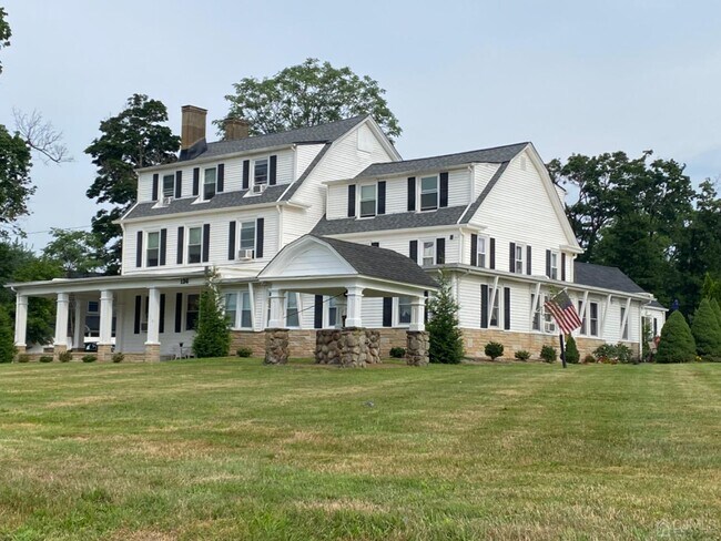 Foto del edificio - 136 Old York Rd