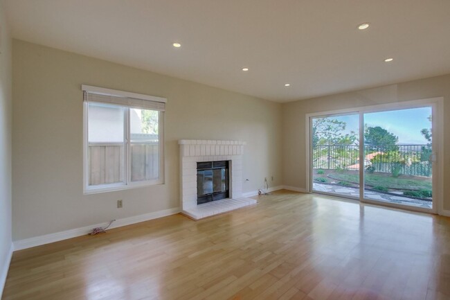 Building Photo - *$250 MOVE-IN DISCOUNT* Light and Bright B...