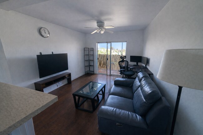 Foto del edificio - 460 Golden Ave