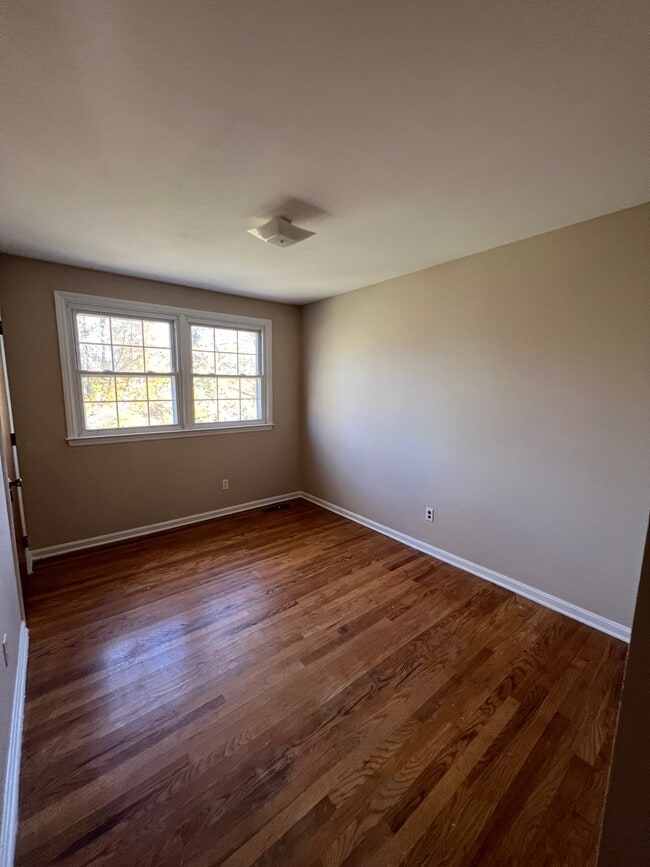 Building Photo - 100 Rose Cir