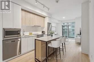 Building Photo - 30 Upper Mall Wy