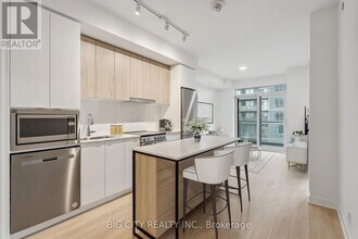 Building Photo - 30 Upper Mall Wy