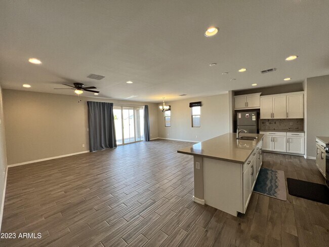 Building Photo - 40830 W Haley Dr
