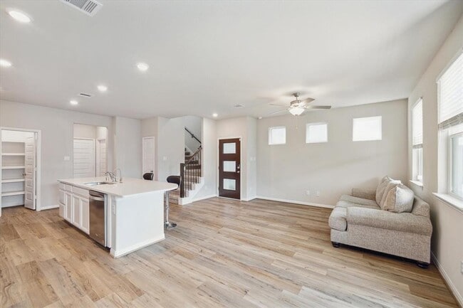 Building Photo - 1806 La Magnolia Dr