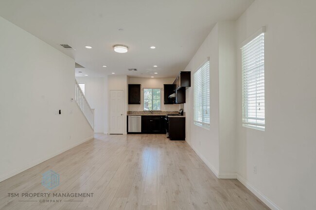Foto del edificio - 4-bedroom, 3-bath home in the gated community of Harvest at The Preserve in Chino