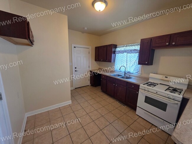Building Photo - Spacious 2 bedroom house Second Month's rent free for First Responders