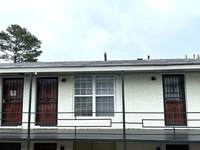 Building Photo - Newly Renovated Apartment in Nutbush