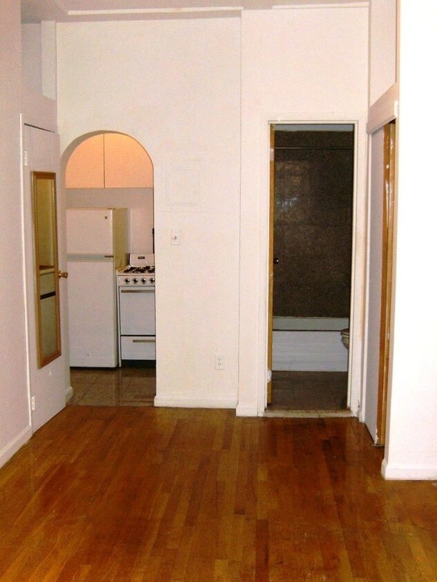 Primary Photo - 220 Sullivan St