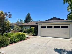 Building Photo - 1078 Cuesta Dr