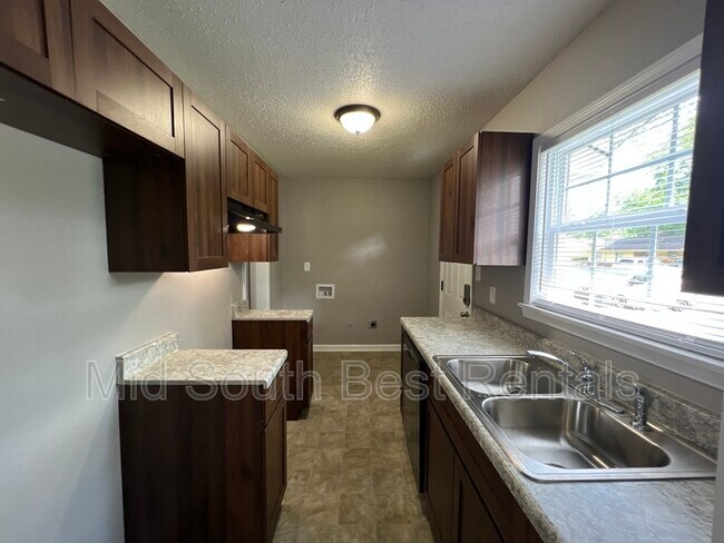Building Photo - 1462 Robin Hood Ln