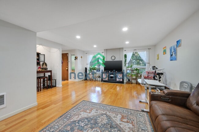 Building Photo - Charming 3-bedroom, 2.5 baths | Family-Friendly Bellevue Crossroads Neighborhood