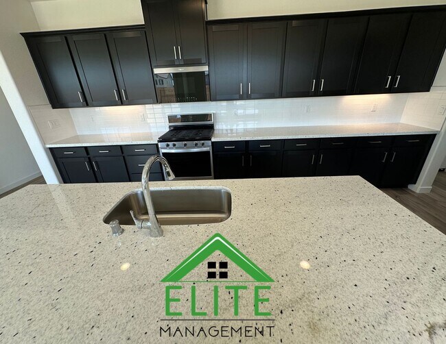 Foto del edificio - **Brand New 4-Bed, 2.5-Bath Home Facing th...