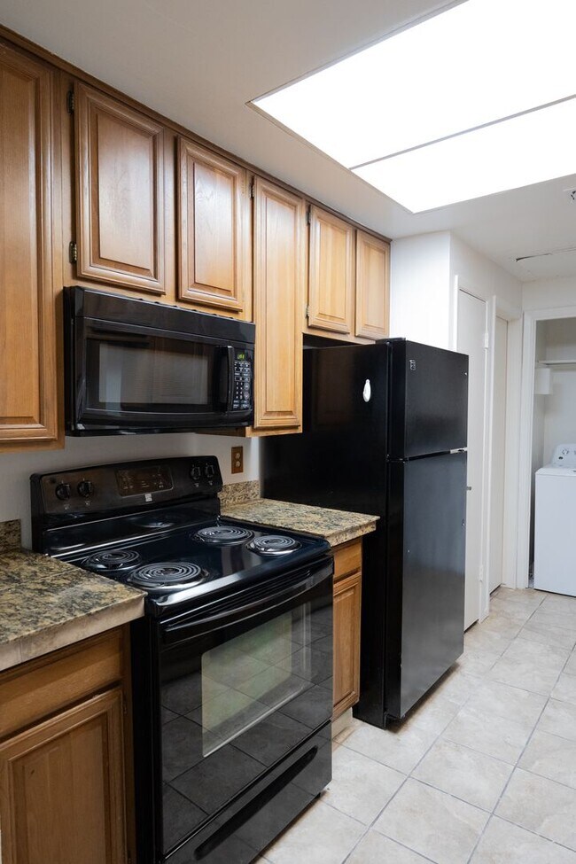 Foto del edificio - PRE-LEASE 2025/2026: ONE MONTH FREE!!! Opt...