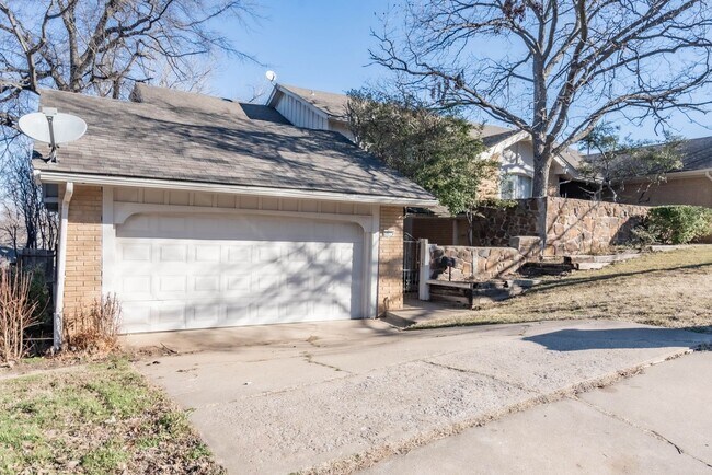 Building Photo - 3915/3917 E 60th Pl Duplex