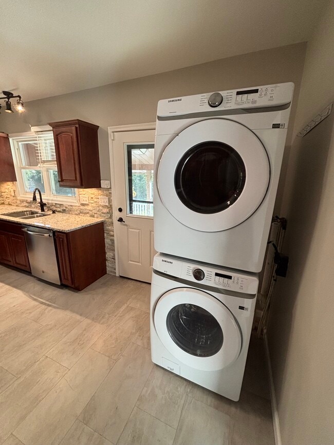 Building Photo - 290 N Cornwall Rd