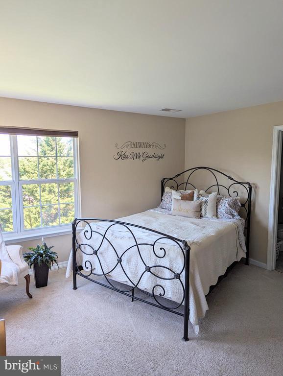 Building Photo - 2256 Forsythia Dr