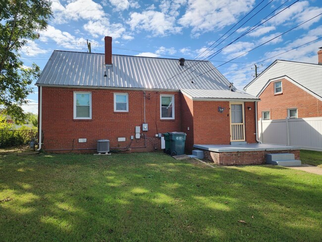 Building Photo - Incredible 3 Bedroom Ranch with Spacious 2...