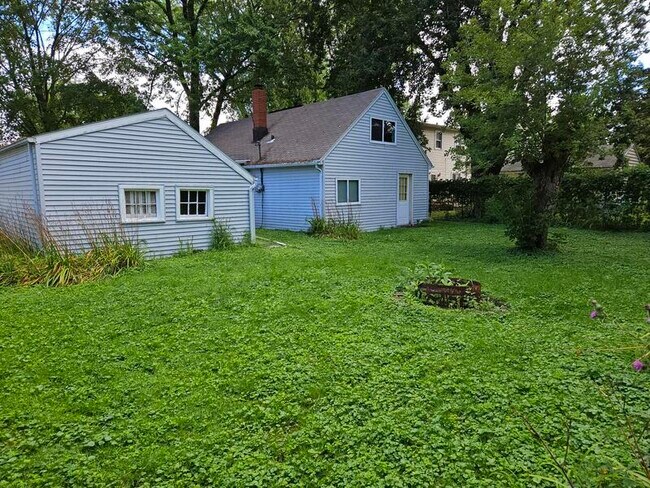 Building Photo - 713 E Goodall St